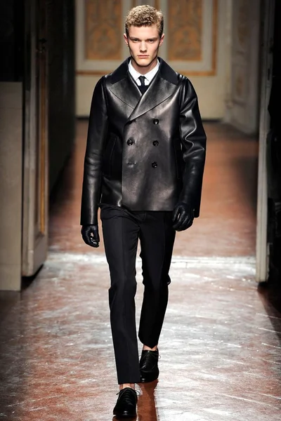 Look 16